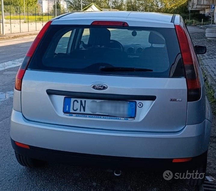 Usata Ford Fiesta 73 CV (53 kW) 2004 Grigio Utilitaria