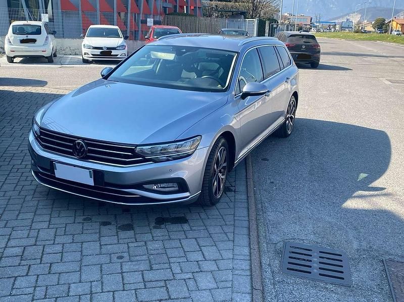 Usata VW Passat Executive 150 CV (110 kW) 2022 Argento Station wagon
