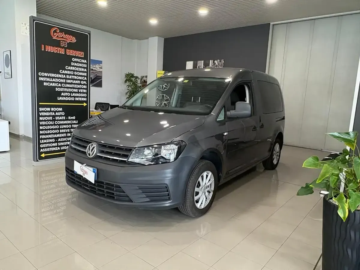 Usata VW Caddy Trendline 102 CV (75 kW) 2019 Grigio grafite Monovolume