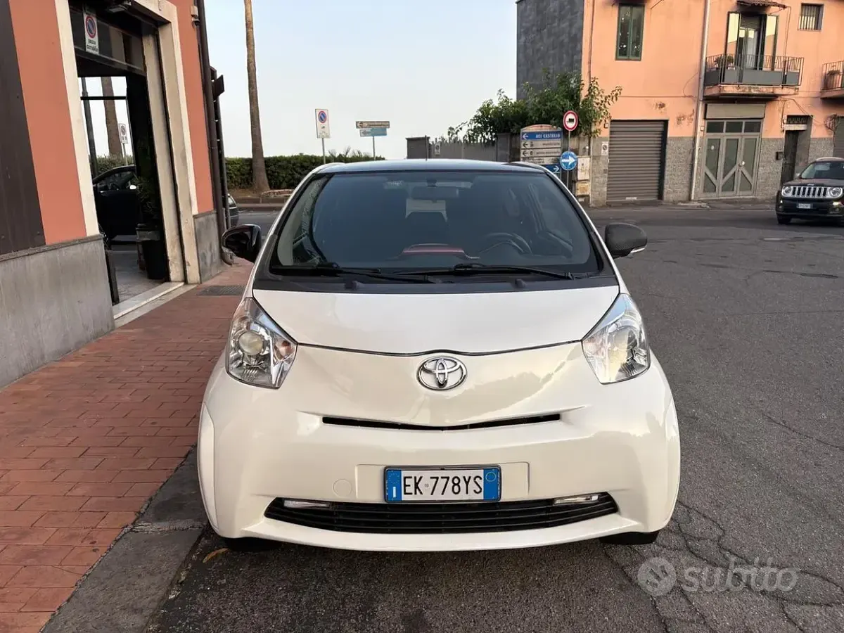 Usata Toyota iQ Trend 68 CV (50 kW) 2011 Bianco Utilitaria