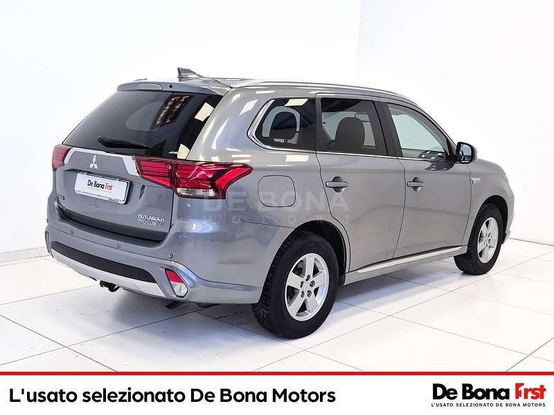 Usata Mitsubishi Outlander P-HEV Instyle 203 CV (149 kW) 2016 Grigio SUV