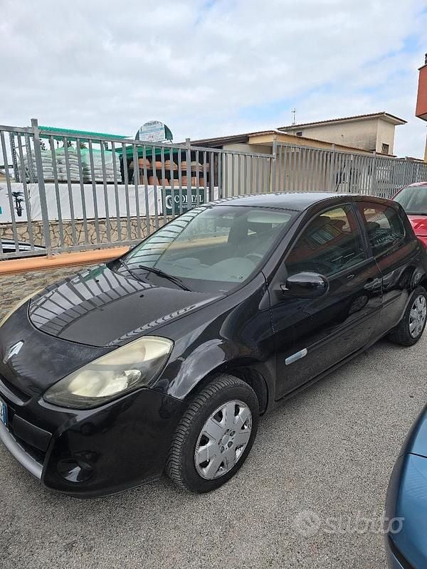 Usata Renault Clio III LE 75 CV (55 kW) 2009 Nero Utilitaria