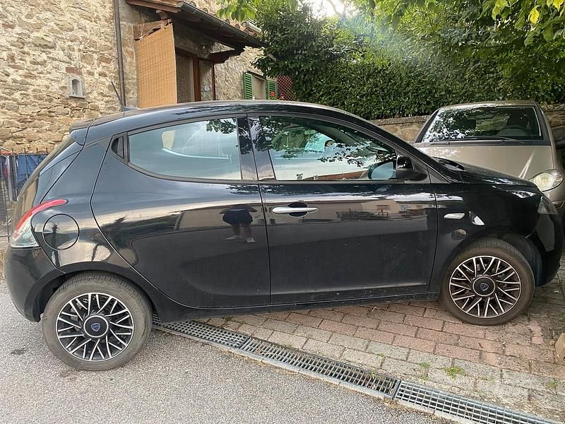Usata Lancia Ypsilon 69 CV (50 kW) 2024 Nero Utilitaria