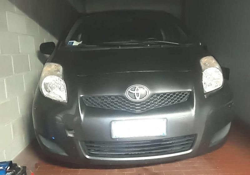 Usata Toyota Yaris Active 90 CV (66 kW) 2011 Grigio Utilitaria