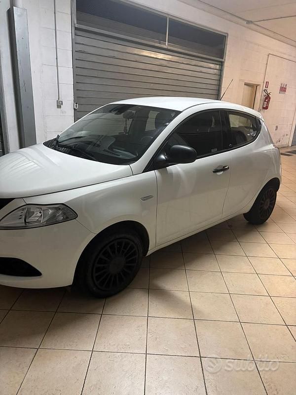 Usata Lancia Ypsilon 69 CV (50 kW) 2018 Bianco Utilitaria