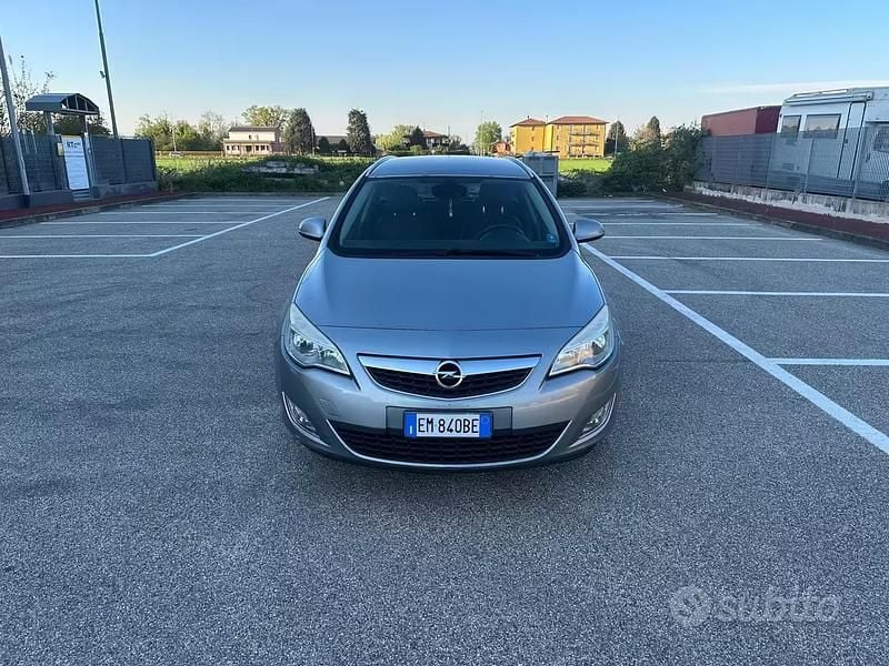 Usata Opel Astra Cosmo 110 CV (80 kW) 2012 Blu Station wagon