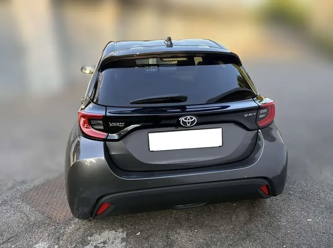 Usata Toyota Yaris Hybrid Trend 92 CV (67 kW) 2024 Grigio Berlina