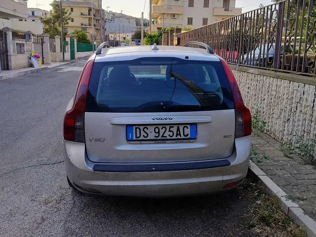 Usata Volvo V50 Momentum 109 CV (80 kW) 2008 Argento Station wagon