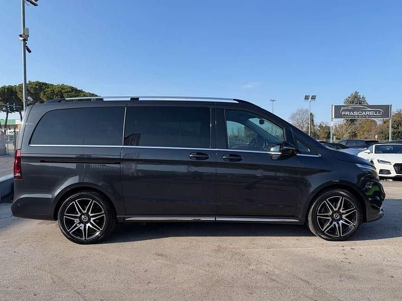 Usata Mercedes 300 Premium 237 CV (174 kW) 2023 Grgio scuro grafite Monovolume