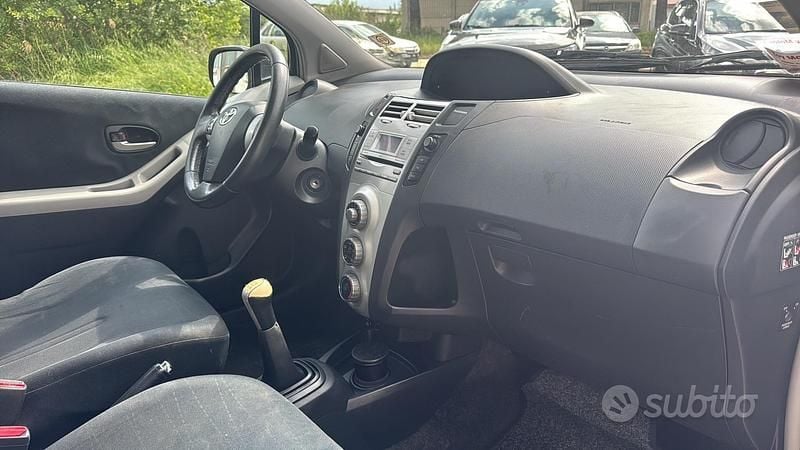 Begagnad Toyota Yaris 87 HK (63 kW) 2008 Grå Halvkombi