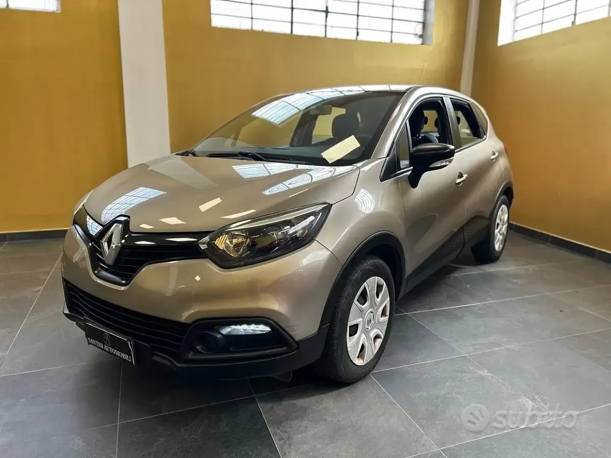 Usado Renault Captur 90 CV (66 kW) 2015 Marrón SUV