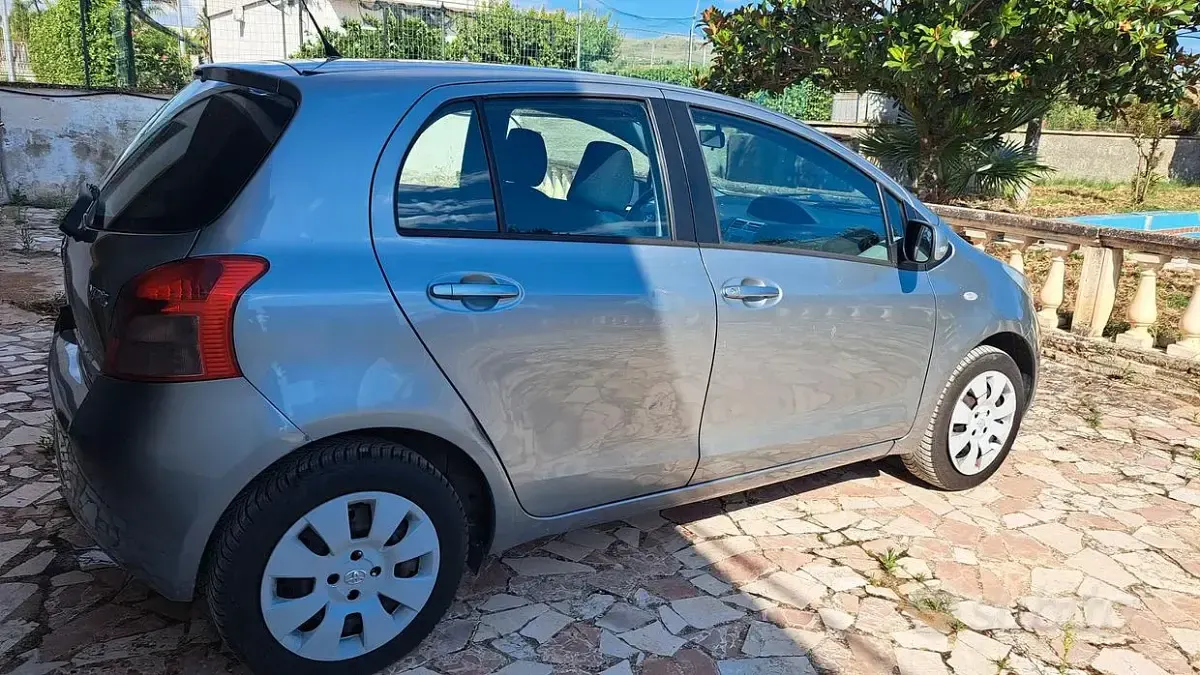 Usata Toyota Yaris 69 CV (50 kW) 2007 Grigio Utilitaria