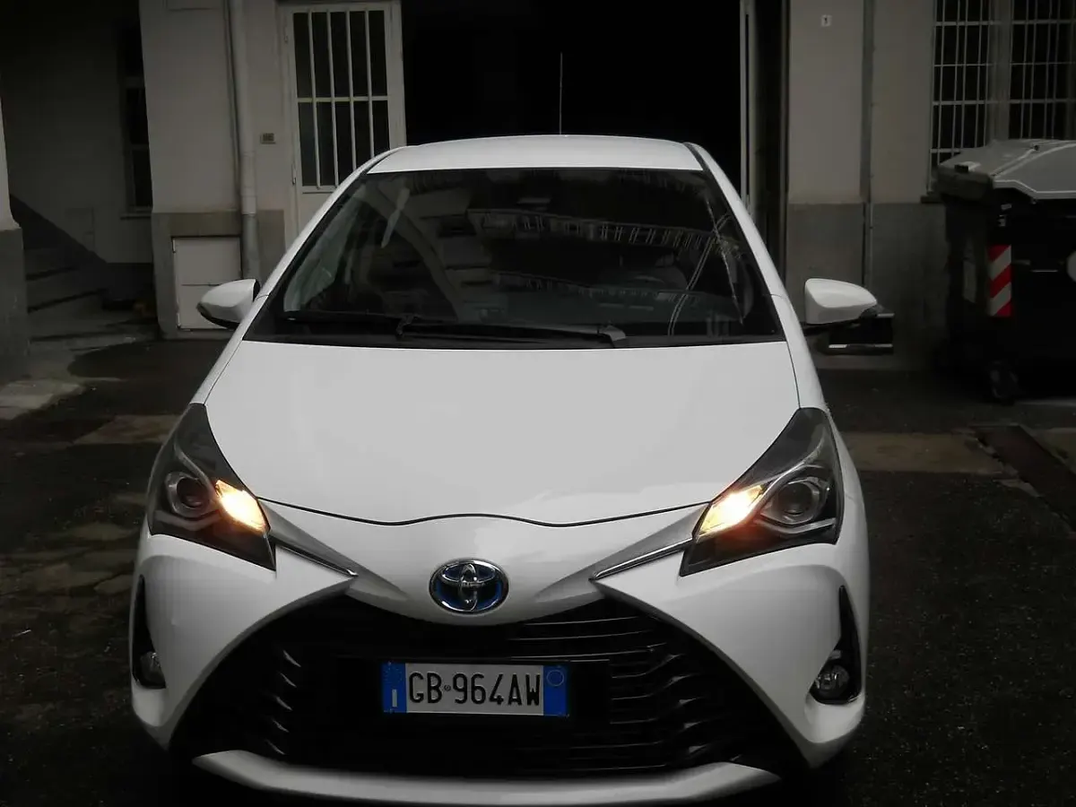 Usata Toyota Yaris Hybrid Business Edition 73 CV (53 kW) 2020 Bianco Berlina