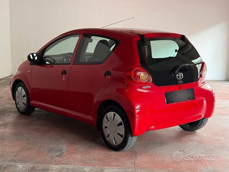 Usata Toyota Aygo 68 CV (50 kW) 2007 Rosso Utilitaria