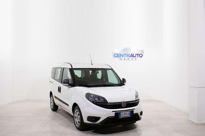 Usata Fiat Doblò Lounge 120 CV (88 kW) 2021 Bianco Monovolume