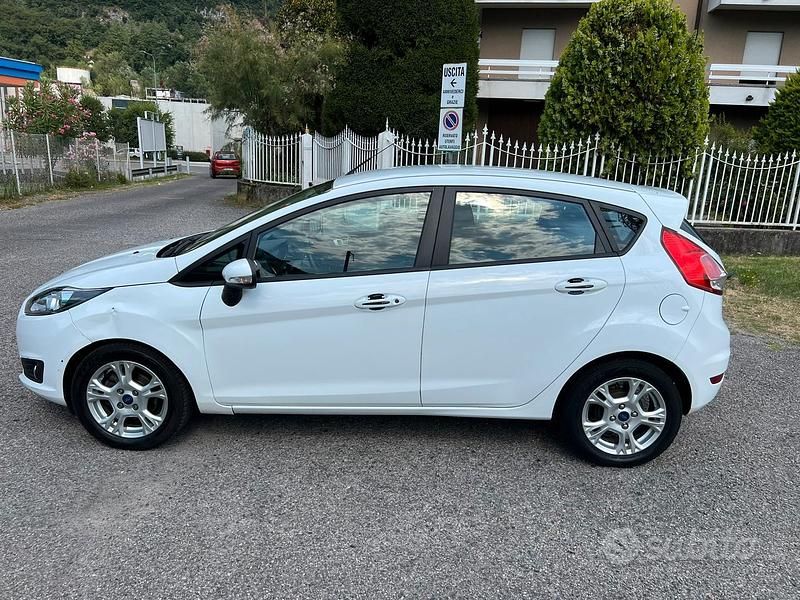 Gebraucht Ford Fiesta 95 PS (69 kW) 2015 Weiß Kleinwagen