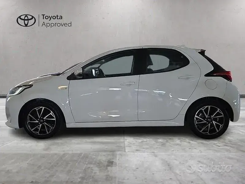 Usata Toyota Yaris Hybrid Trend 116 CV (85 kW) 2021 Bianco Berlina