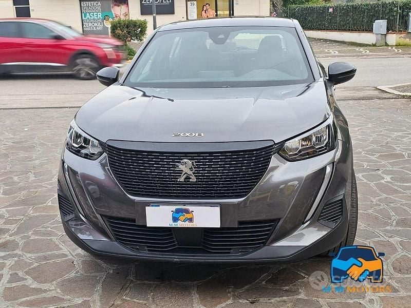 Usata Peugeot 2008 Allure 101 CV (74 kW) 2023 Grigio scuro metallizzato SUV