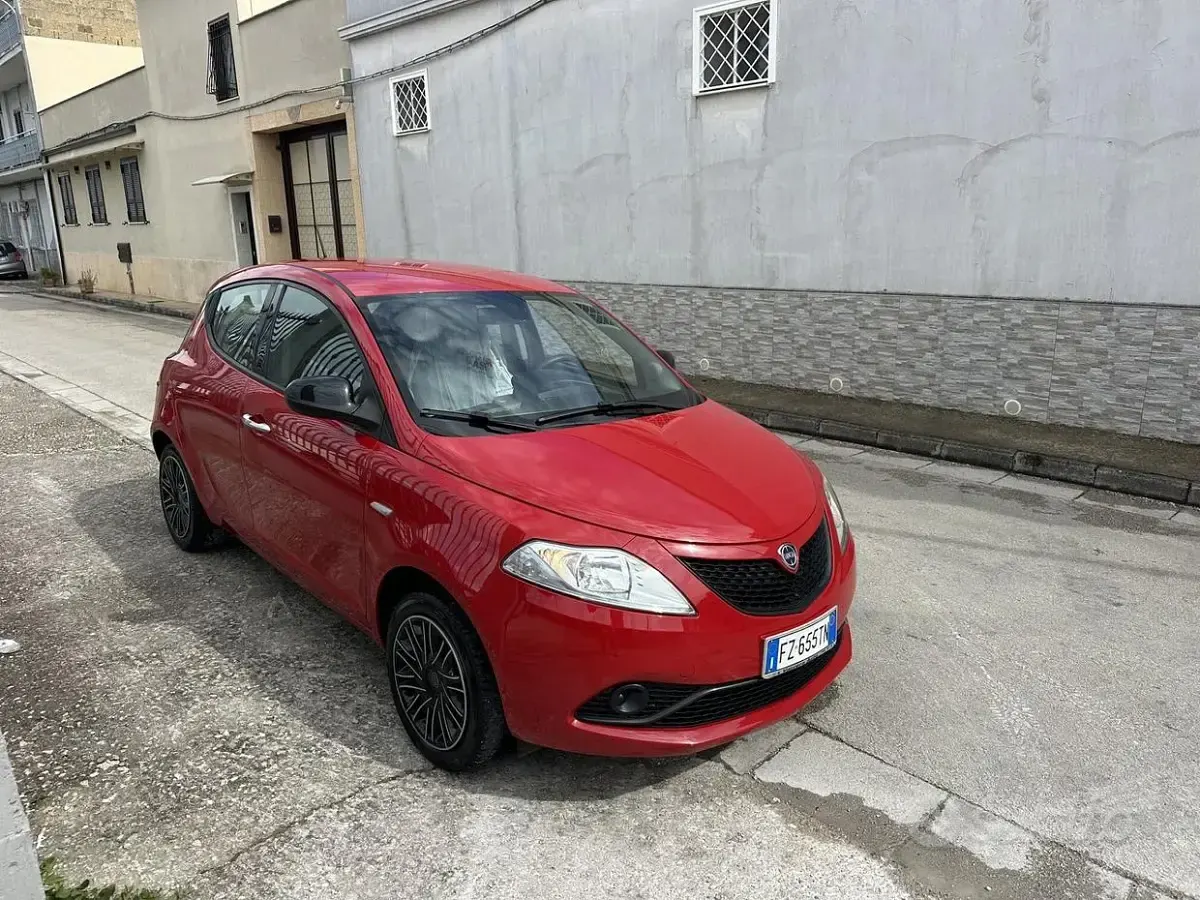 Usata Lancia Ypsilon 69 CV (50 kW) 2020 Rosso Utilitaria