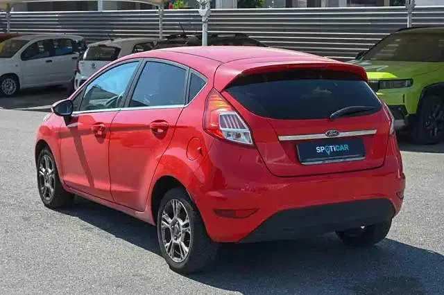 Usado Ford Fiesta Titanium 95 CV (69 kW) 2017 Rojo Utilitario