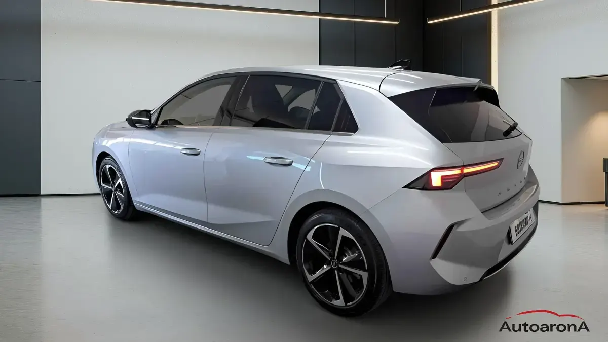 Usata Opel Astra Elegance 131 CV (96 kW) 2023 Gr1b argento diamante metallizzato Berlina