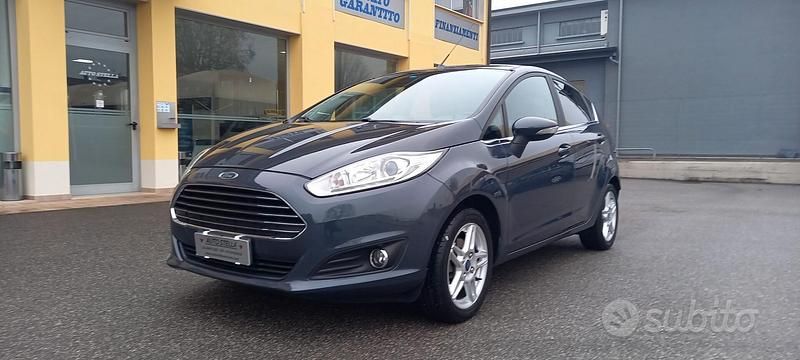 Usata Ford Fiesta Titanium 80 CV (58 kW) 2014 Grigio medio metallizzato Utilitaria