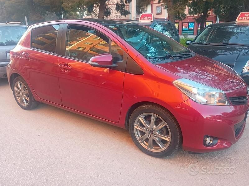 Usata Toyota Yaris Lounge 90 CV (66 kW) 2012 Rosso Utilitaria