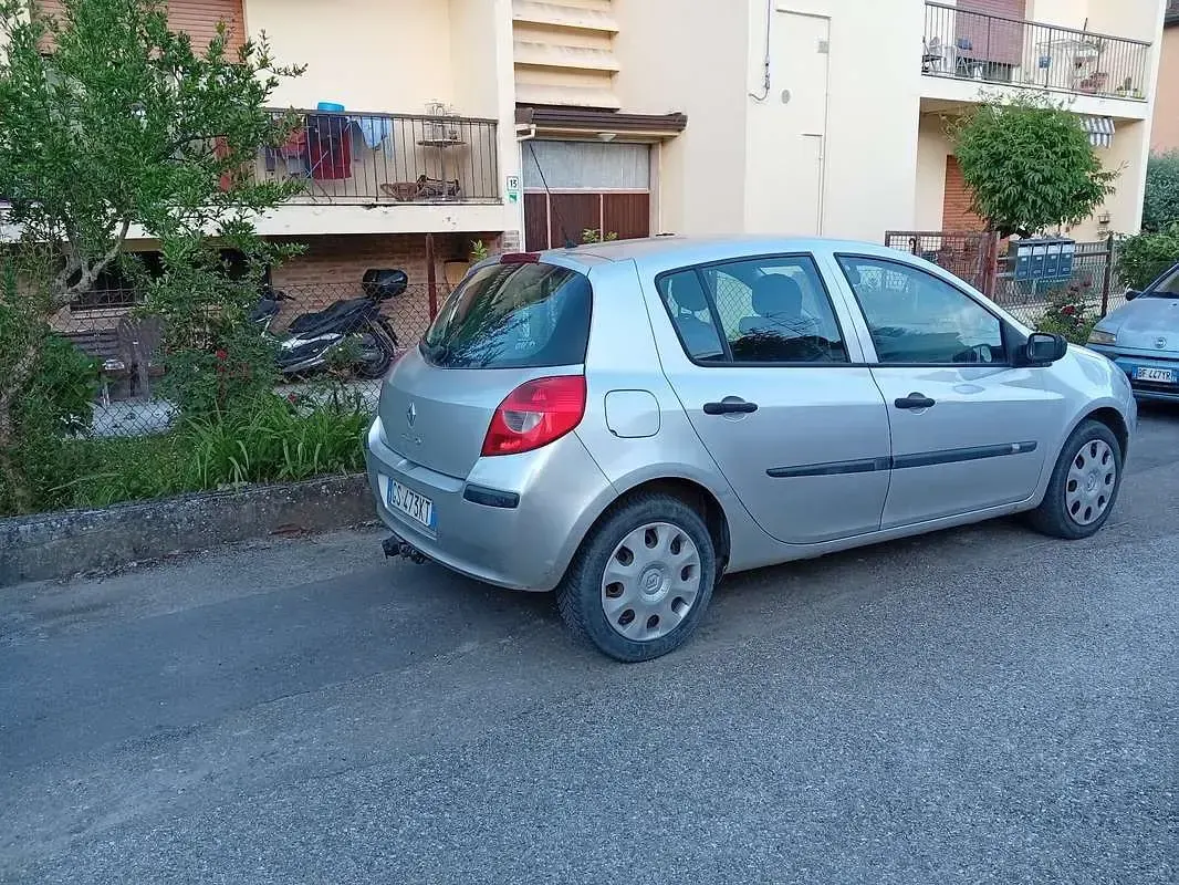 Usata Renault Clio II 86 CV (63 kW) 2007 Argento Berlina