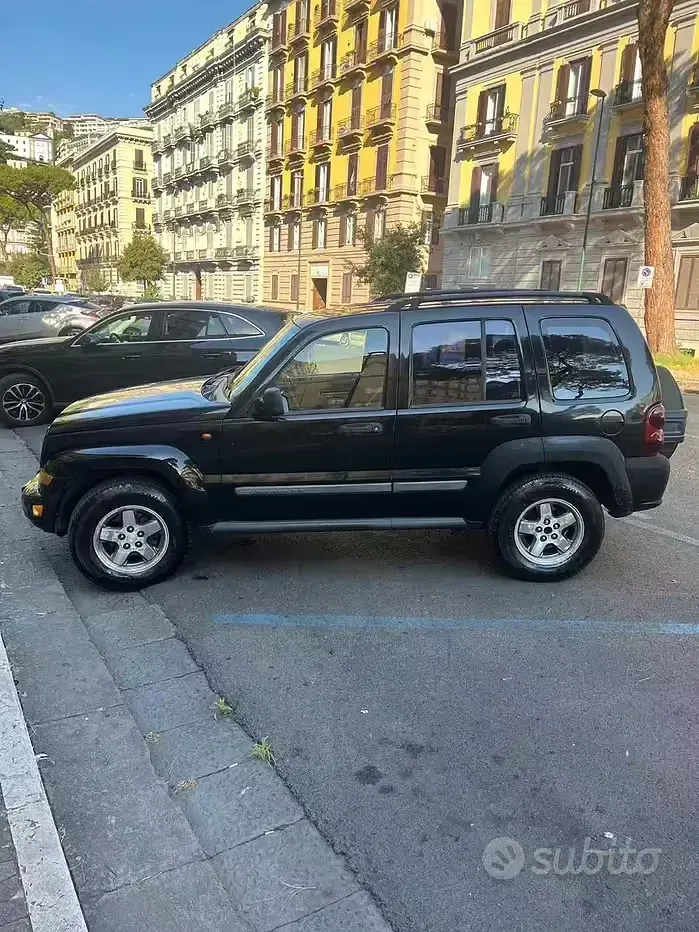 Usata Jeep Cherokee 163 CV (119 kW) 2005 Nero SUV