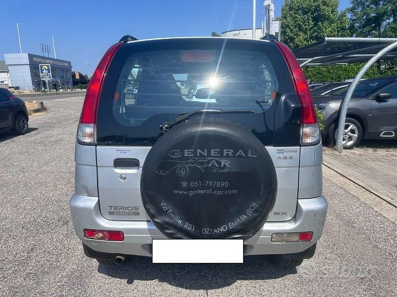 Usata Daihatsu Terios 86 CV (63 kW) 2002 Grigio SUV
