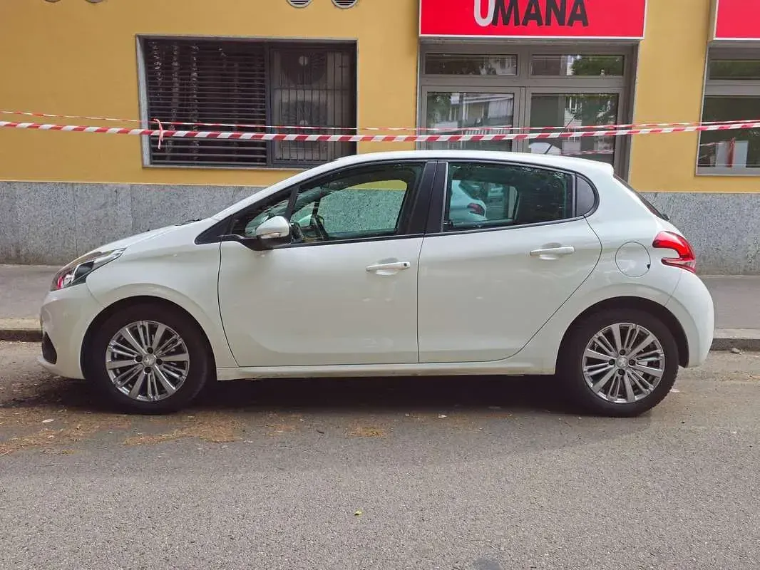 Usata Peugeot 208 Active 82 CV (60 kW) 2017 Bianco Utilitaria