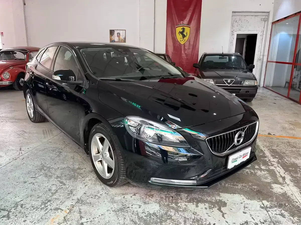 Usata Volvo V40 Business Edition 120 CV (88 kW) 2018 Nero Berlina
