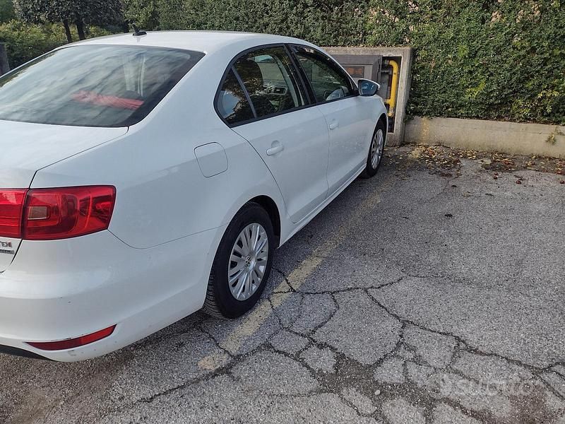 Begagnad VW Jetta 105 HK (77 kW) 2012 Vit Sedan