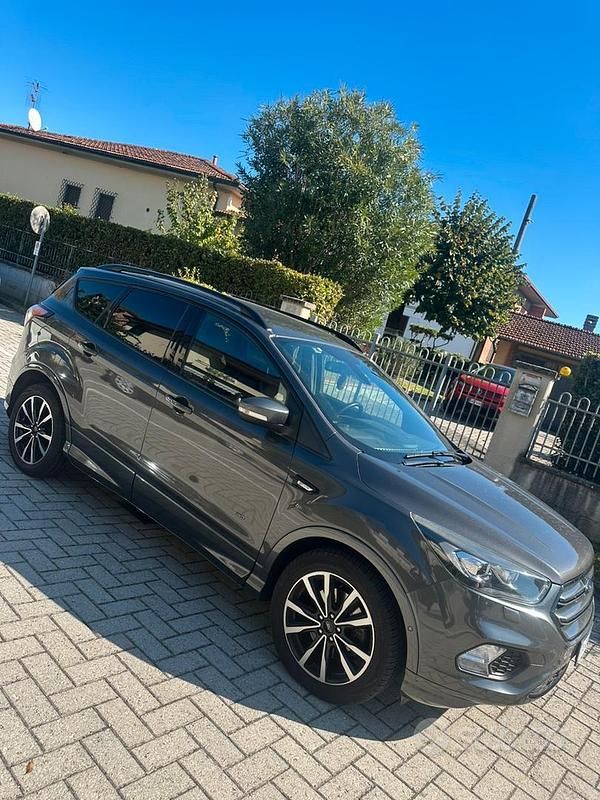 Grigio Usata 2018 Ford Kuga SUV | 17.000 € - Immagine 1/4