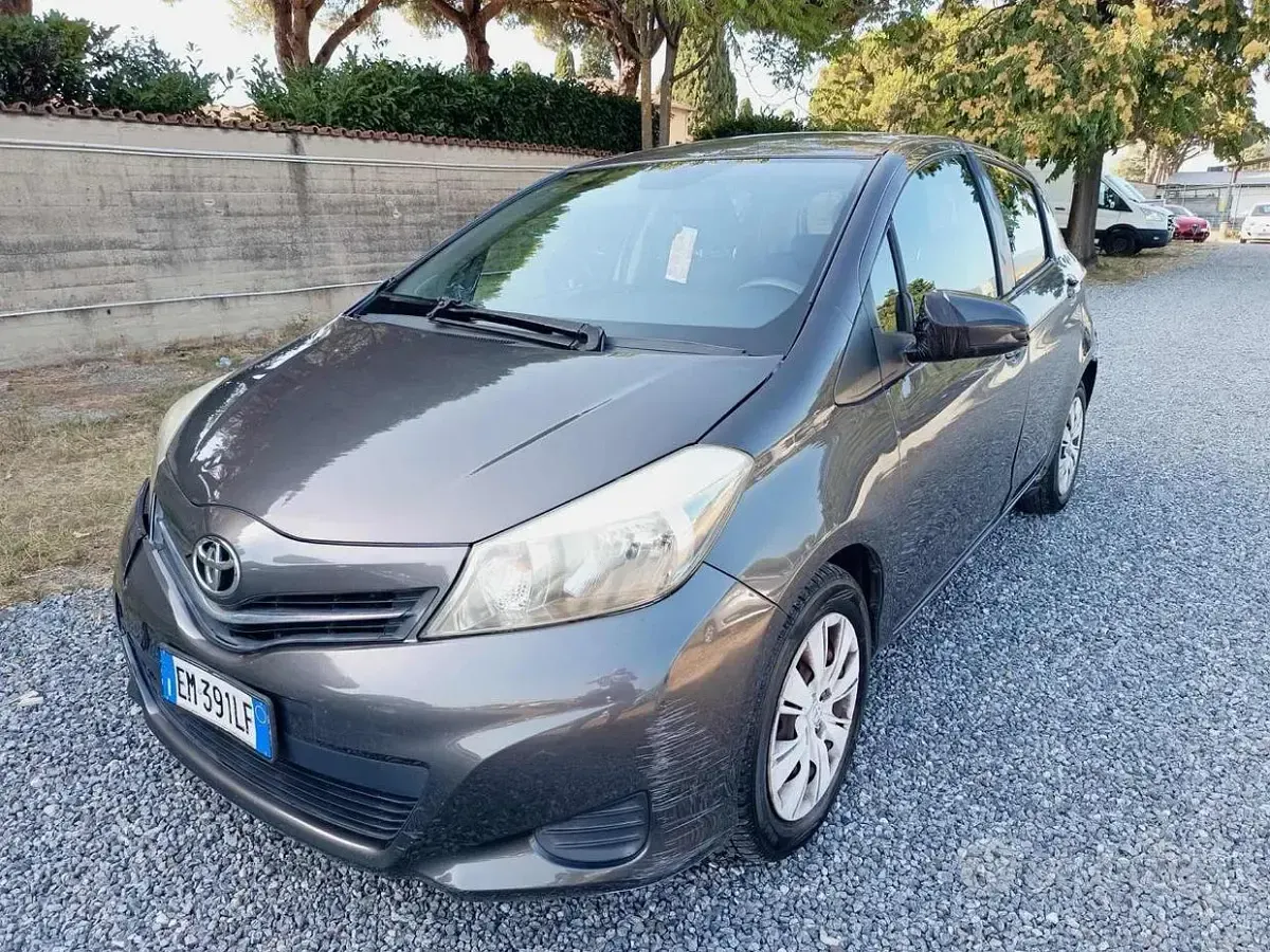 Usata Toyota Yaris 69 CV (50 kW) 2012 Grigio Utilitaria