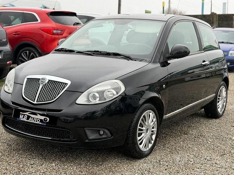 Usata Lancia Ypsilon 69 CV (50 kW) 2012 Nero Utilitaria