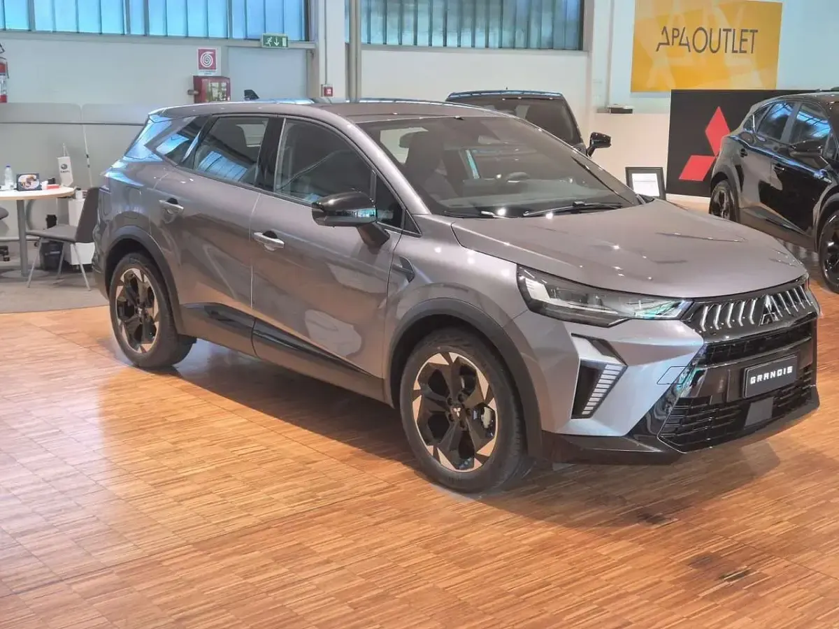 Nuova Mitsubishi Grandis 141 CV (103 kW) 2026 Grigio SUV