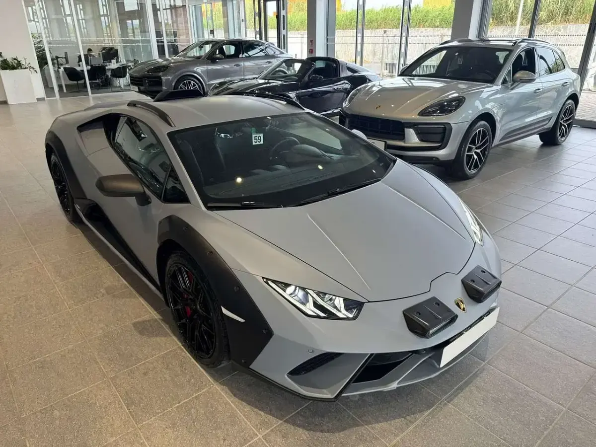 Usata Lamborghini Huracán 610 CV (448 kW) 2024 Grigio Coupé