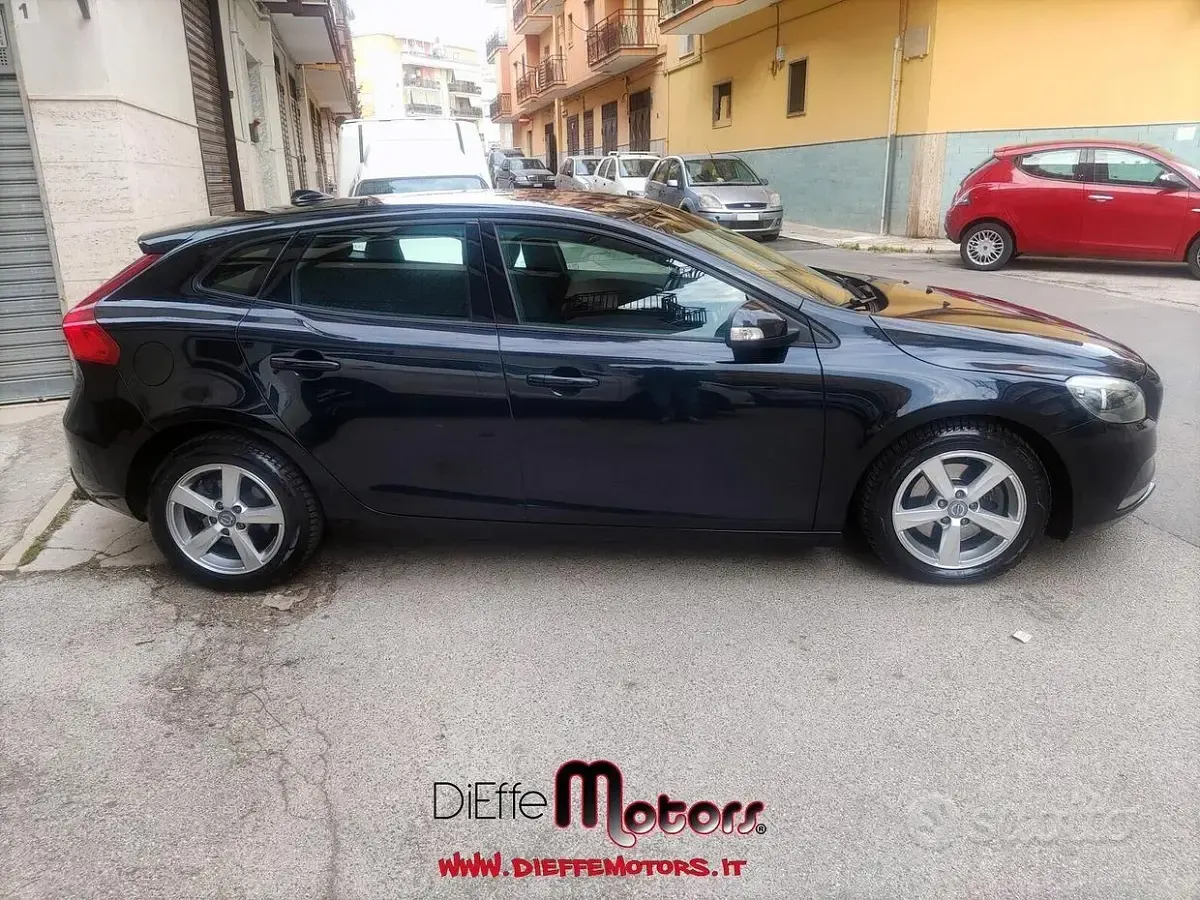 Usata Volvo V40 Kinetic 115 CV (84 kW) 2015 Nero Berlina