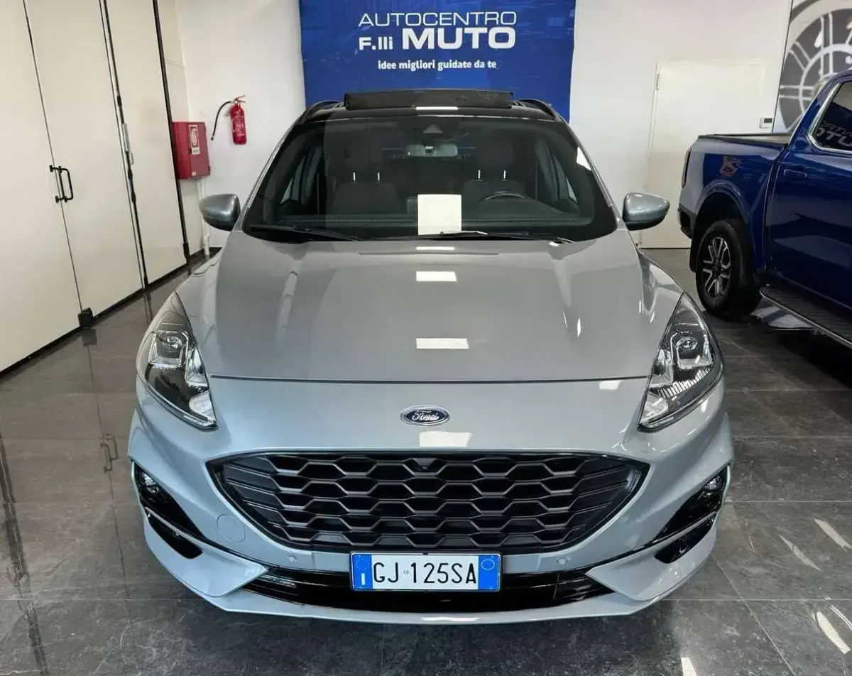 Usata Ford Kuga ST-Line 120 CV (88 kW) 2022 Solar silver SUV