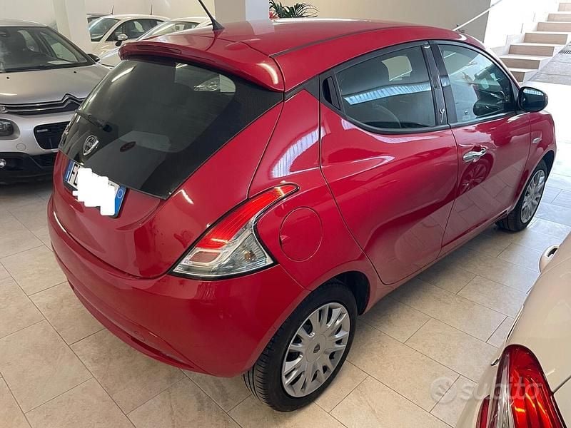 Usata Lancia Ypsilon Silver 69 CV (50 kW) 2017 Rosso Utilitaria