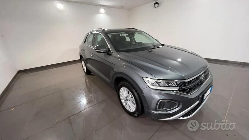 Usata VW T-Roc Life 149 CV (109 kW) 2022 Grigio SUV