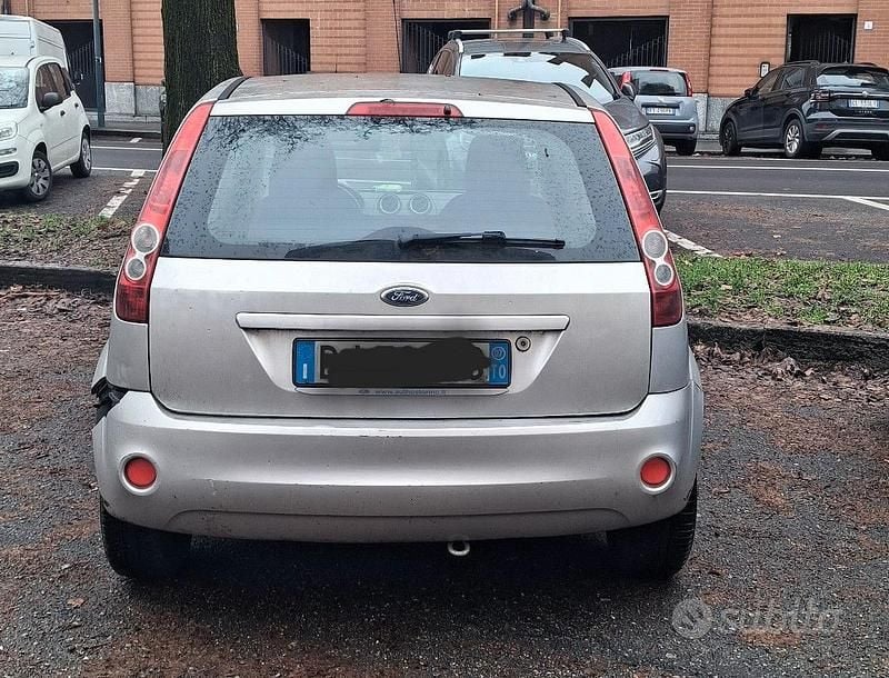 Usata Ford Fiesta 69 CV (50 kW) 2007 Grigio Utilitaria