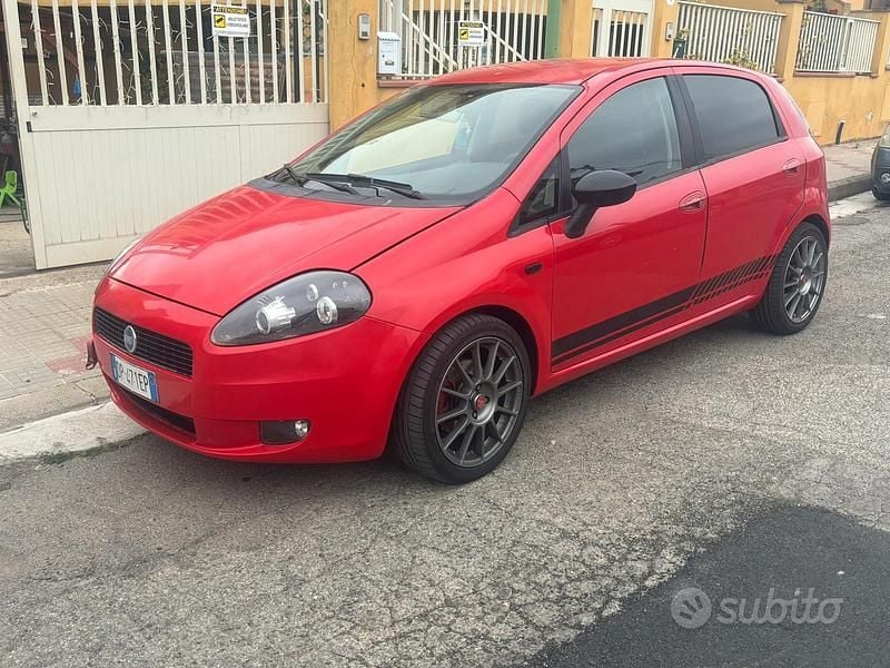 Rosso Usata 2009 Fiat Grande Punto Due volumi | 3000 € (Buon prezzo) - Immagine 1/4