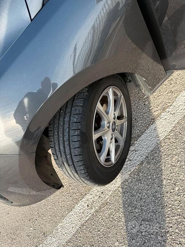 Begagnad Ford Fiesta Titanium 2021 Grå Sedan