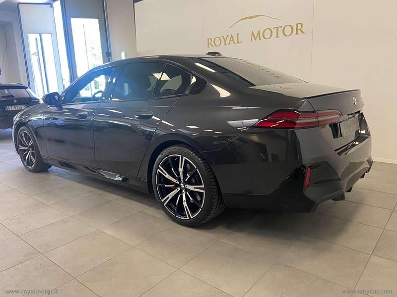 Usata BMW 520 M Sport 197 CV (144 kW) 2024 Grigio Berlina
