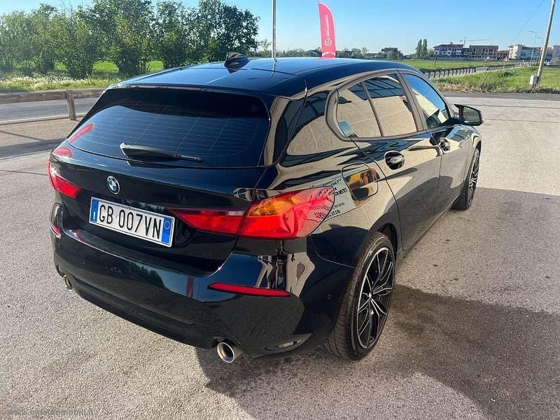 Begagnad BMW 118 Advantage 150 HK (110 kW) 2020 Svart Halvkombi