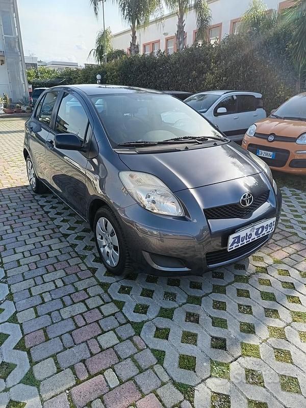 Usata Toyota Yaris 90 CV (66 kW) 2009 Grigio Utilitaria