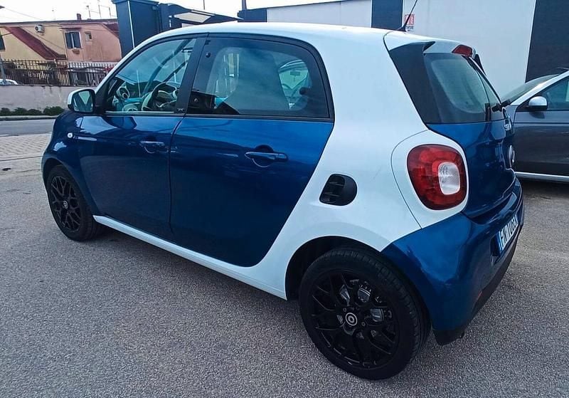 Usata Smart ForFour Proxy 71 CV (52 kW) 2016 Blu Utilitaria