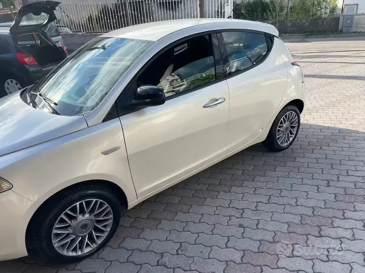 Usata Lancia Ypsilon Gold 69 CV (50 kW) 2012 Bianco Utilitaria